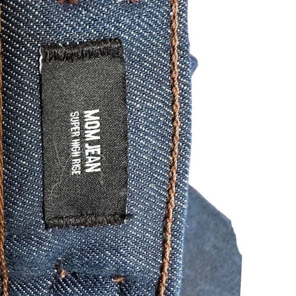 Express NWT Super High Rise Horse Bit Mom Jeans - Picture 6 of 8